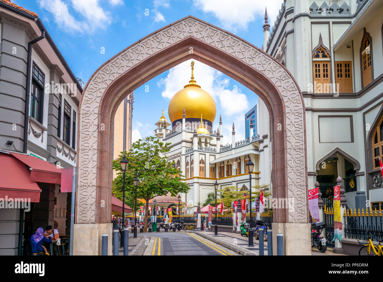 Vista de la calle de Singapur con Masjid Sultan Foto de stock