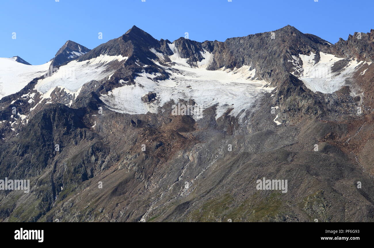 Las altas montañas y glaciares alpinos cerca Obergurgl, Oetztal en Tirol, Austria. Foto de stock