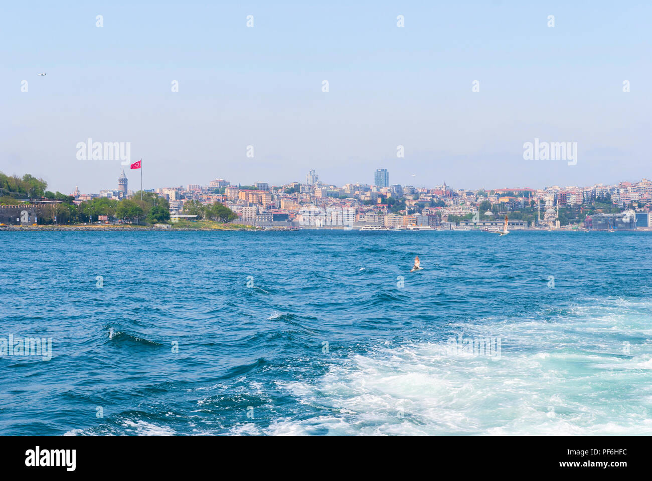 Ferry de pasajeros barco transporta gente cruzando el Bósforo Estambul Foto de stock
