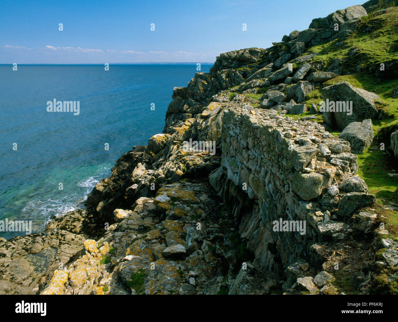 Muro de retención de descarada Ward batería mirando al sudeste de Inglaterra, Lundy Island, Devon, Inglaterra, Reino Unido, mirando al sur oriente de la pared de la masiva nort Foto de stock