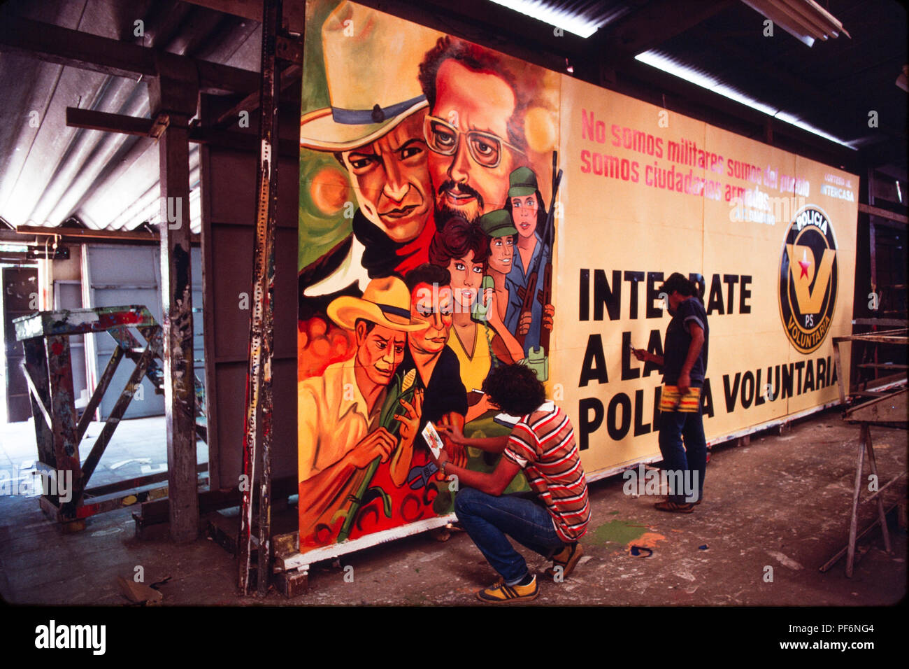 Managua, Nicaragua, junio de 1981; firmar los pintores creando un gran mural en el mercado Mercado Roberto Huembes, invitando a la gente a unirse a la Fuerza de Policía de Voluntariado Foto de stock