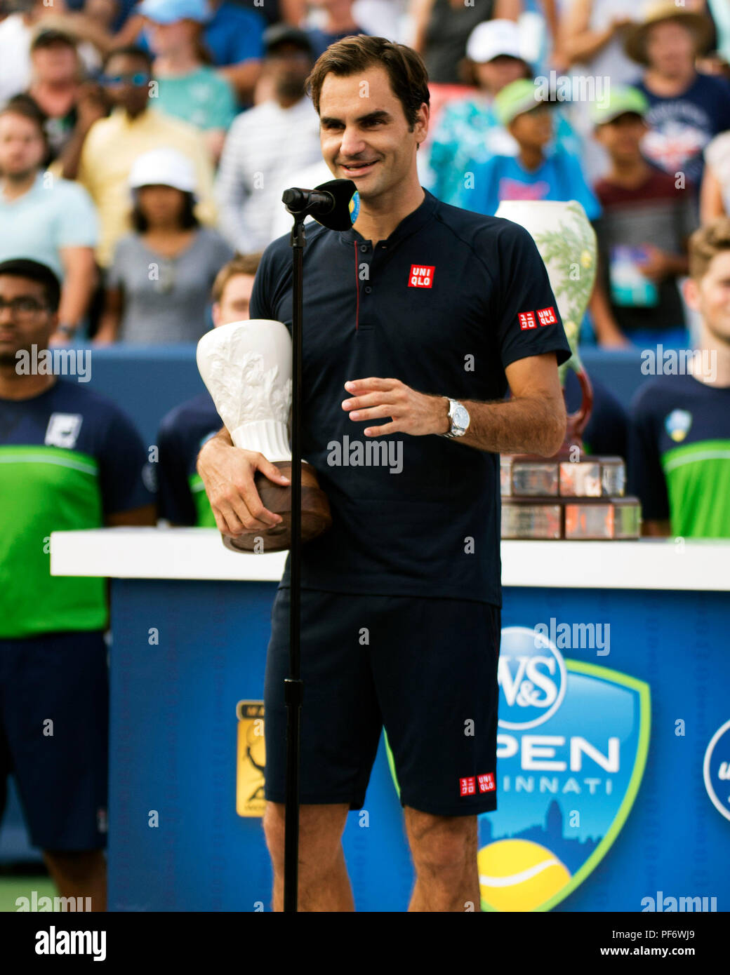 Mason, Ohio, Estados Unidos. Agosto 19, 2018: Roger Federer (SUI) durante la ceremonia de entrega de premios en el Sur Occidental abierto en Mason, Ohio, Estados Unidos. Brent Clark/Alamy Live News Foto de stock