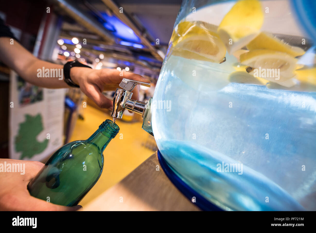 Frankfurt am Main, Alemania. 09Aug, 2018. Un cliente rellena su propia  botella de vidrio con agua potable gratuita en un supermercado orgánico. La  organización sin fines de lucro "Rellenar Alemania' fue fundada