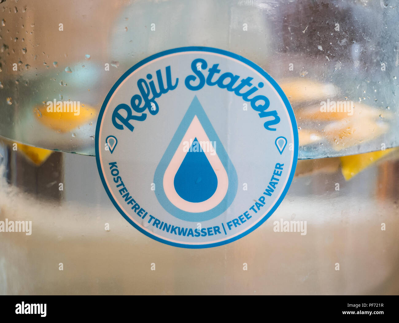 Frankfurt am Main, Alemania. 09Aug, 2018. La etiqueta 'Refill-Station'  indica la entrega gratuita de agua potable. La organización sin fines de  lucro "Rellenar Alemania' fue fundada en 2017 y está dedicado a