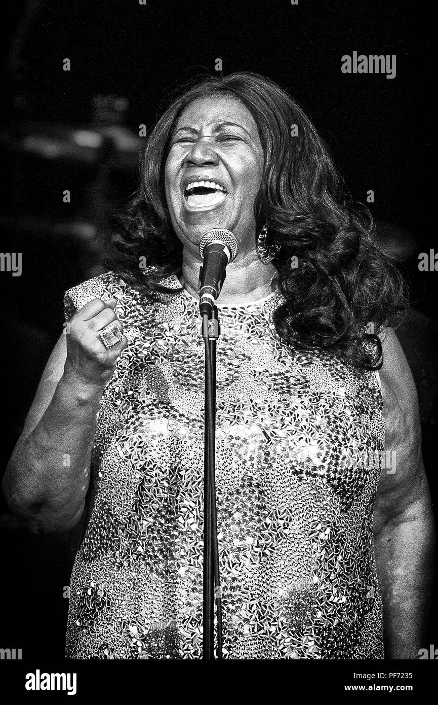 Agosto 11, 2015 - Oakland, California, EE.UU.: El cantante norteamericano, conocido también como "La reina del Soul", Aretha Franklin, de 73 años, confirma su puño como canta, como sólo ella puede en una actuación en el Oakland Coliseum. Crédito: Jerome Brunet/Zuma alambre/Alamy Live News Foto de stock