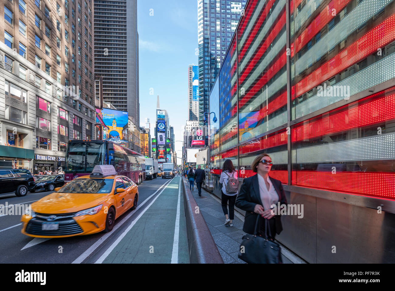 Tráfico y viajeros en Times Square en la Ciudad de Nueva York Foto de stock