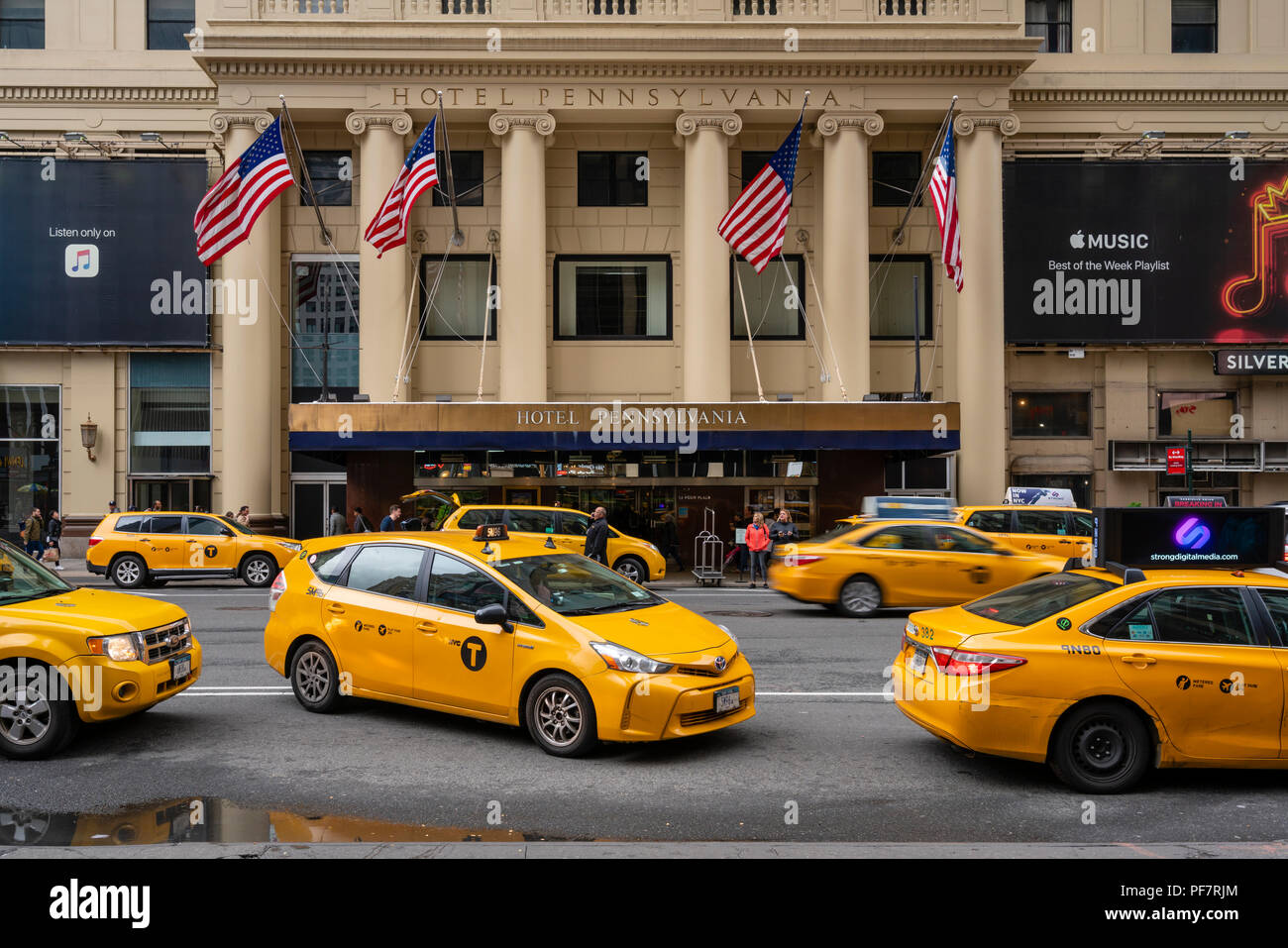 Los taxis esperando fuera de un hotel de lujo en la Ciudad de Nueva York Foto de stock