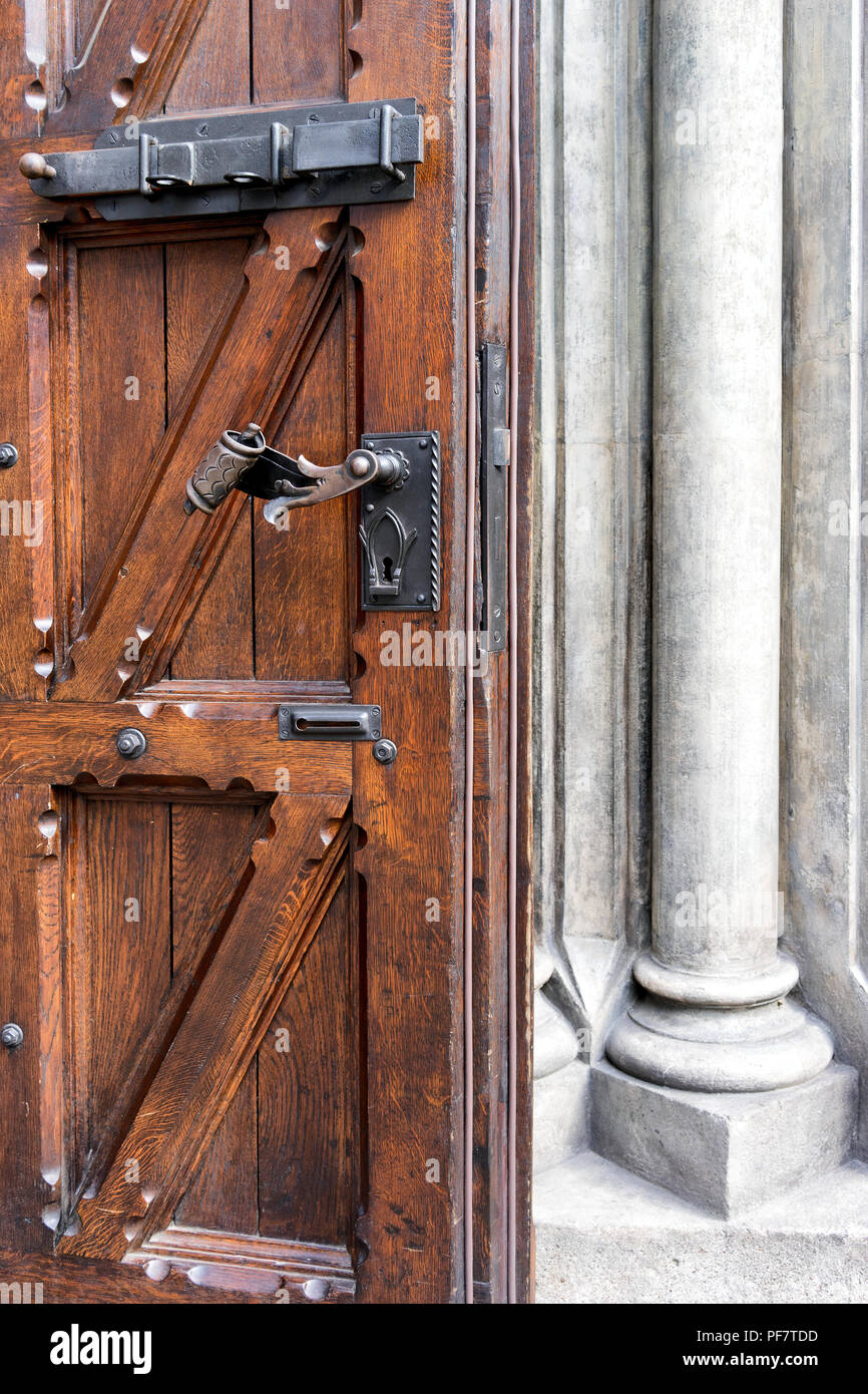 Antiguo de manija de puerta en puerta de madera y un tornillo de acero  Fotografía de stock - Alamy