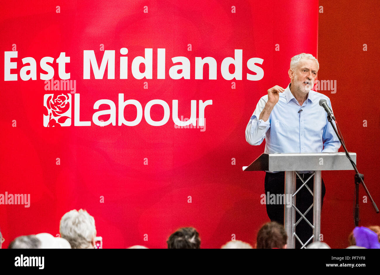 Jeremy Corbyn líder del Partido Laborista hablando a un pueblo Powered reunión masiva en Mansfield, Nottinghamshire Foto de stock