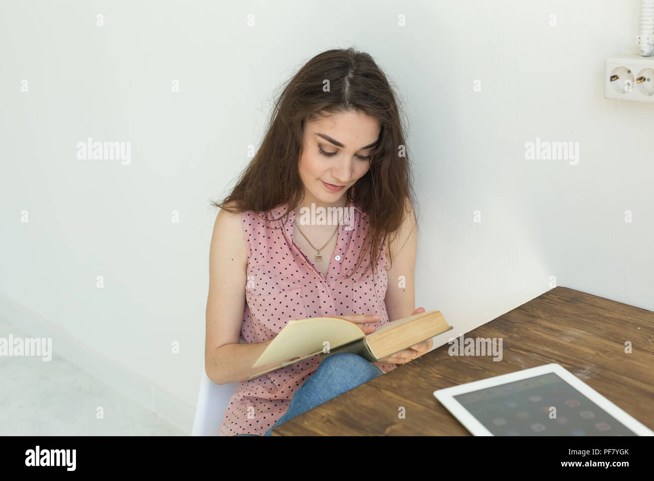 La Lectura La Educaci N La Cultura Las Personas Concepto Joven Estudiante Mujer Est