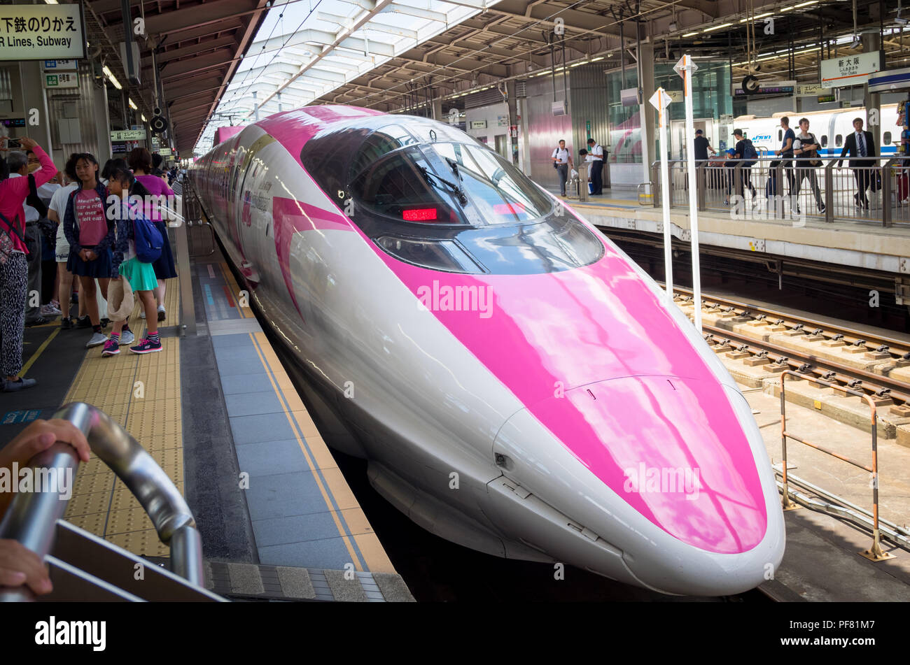 El exterior de la Hello Kitty Hello Kitty Shinkansen (tren bala), que fue puesto en servicio en el oeste de Japón en 2018. Foto de stock