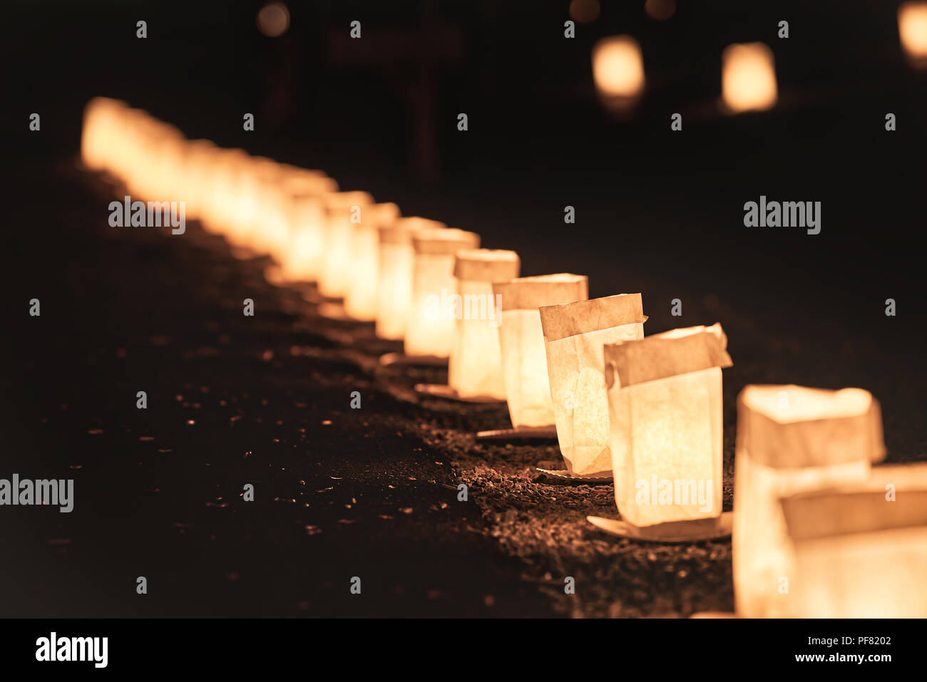 Fila Linea De Nochebuena La Luz De Las Velas Linternas En Bolsas De Papel Por La