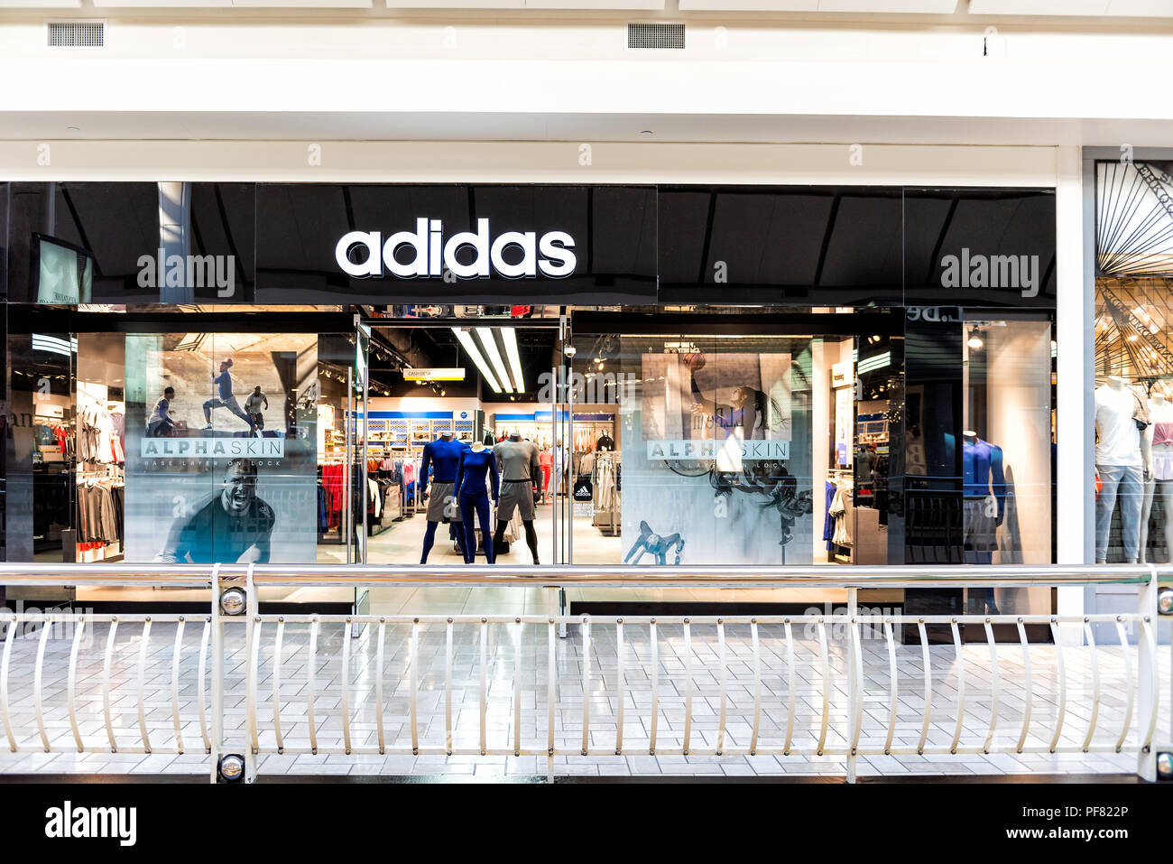 Tysons Corner, USA - 26 de enero de 2018: Adidas, tienda de deportes, la  entrada de la tienda, escaparate en el centro comercial en Virginia con  nadie Fotografía de stock - Alamy