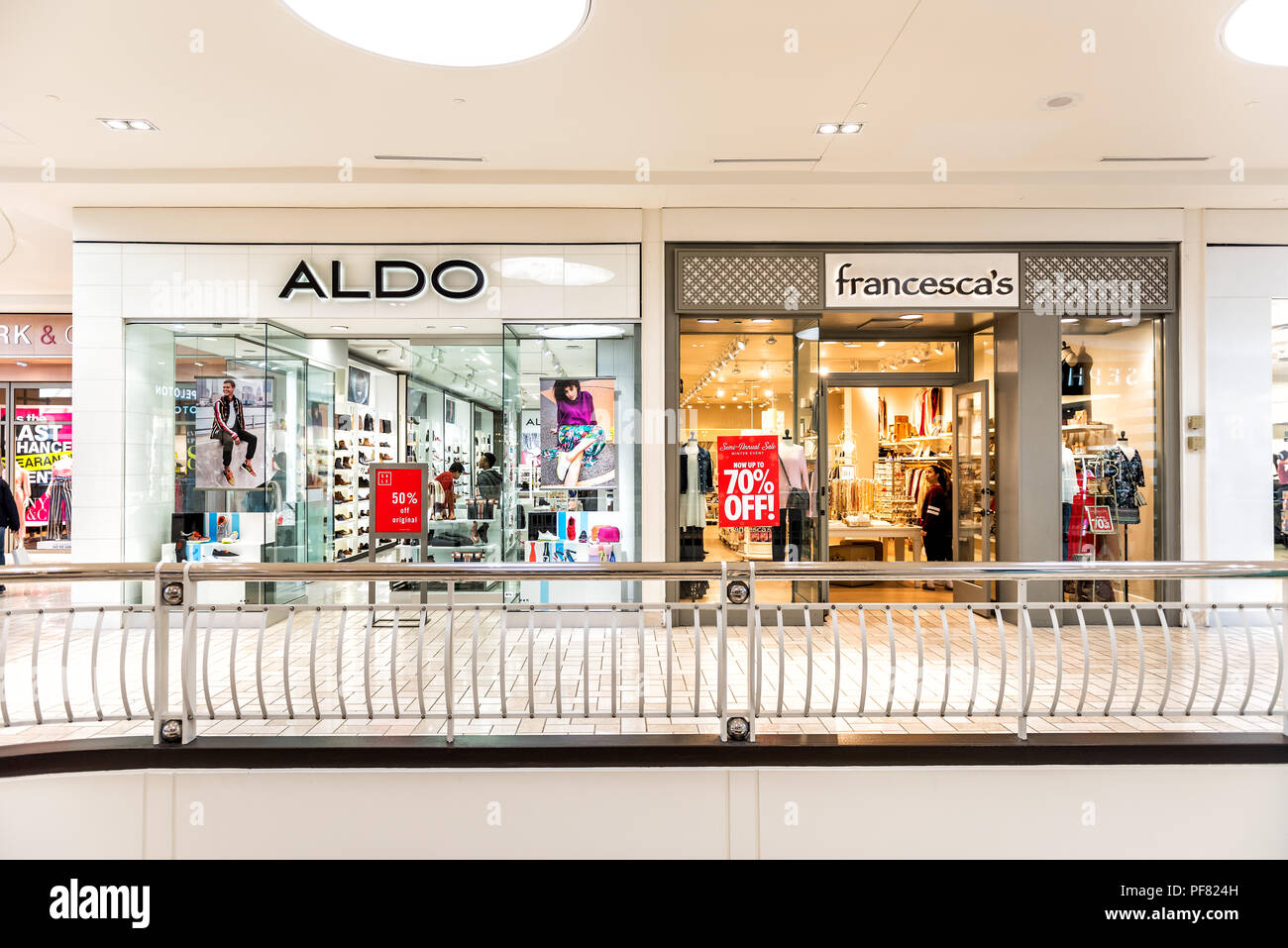 Tysons Corner, USA - 26 de enero de 2018: Aldo calzado, zapatos y Francesca  Tienda tienda especializada en las mujeres con holgura, promoción, venta,  70% de descuento en firmar o Fotografía de stock - Alamy