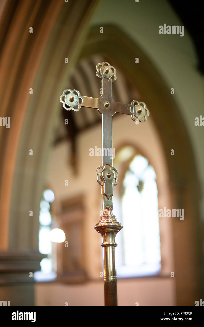 Cruz de oro símbolo religioso en una iglesia cristiana en inglés Fotografía de stock - Alamy Cruz de oro símbolo religioso en una iglesia cristiana en inglés Fotografía de stock - Alamy