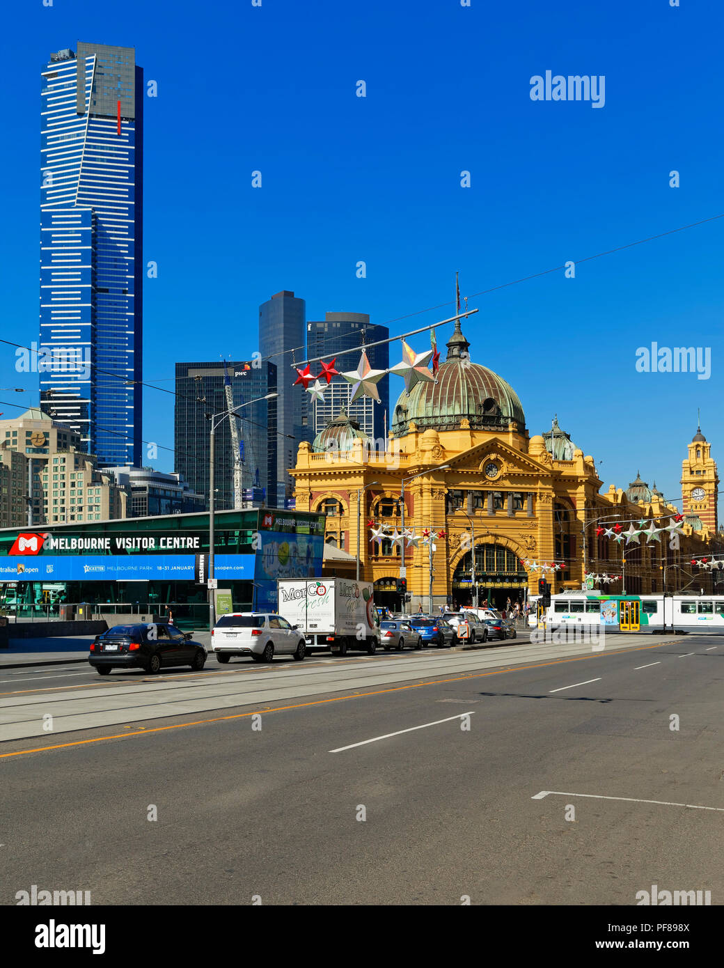 La estación de Flinders Street y Melbourne del edificio más alto, la Torre Eureka detrás. Foto de stock
