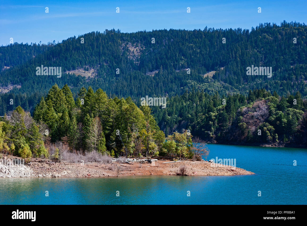 Detalle de Lost Creek lake, un depósito en el Rogue River en el sur de Oregon Foto de stock