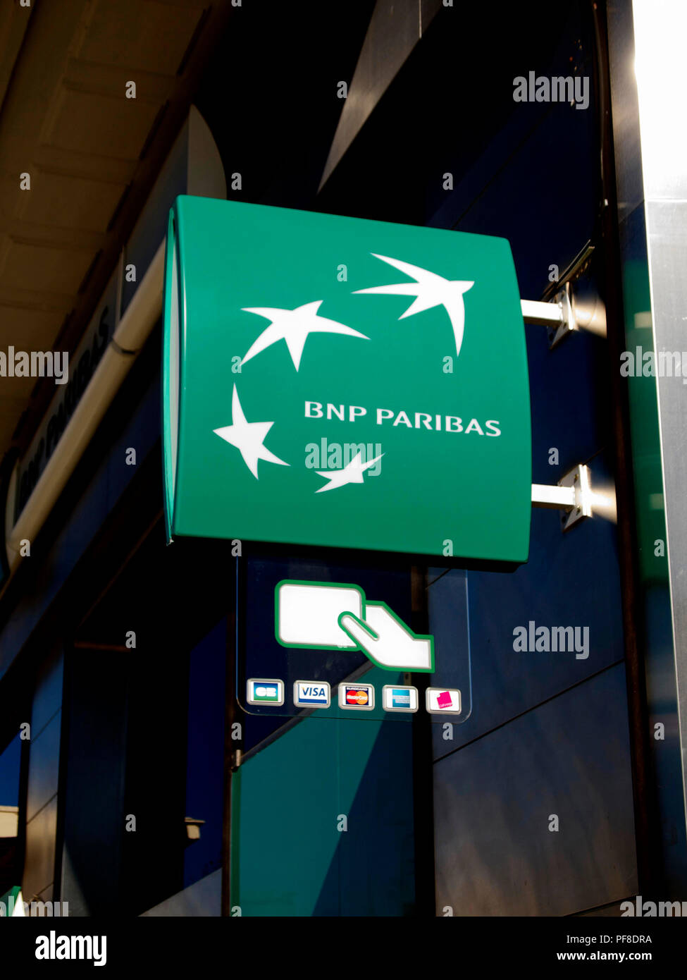 BNP PARIBAS, sucursal bancaria francesa Foto de stock