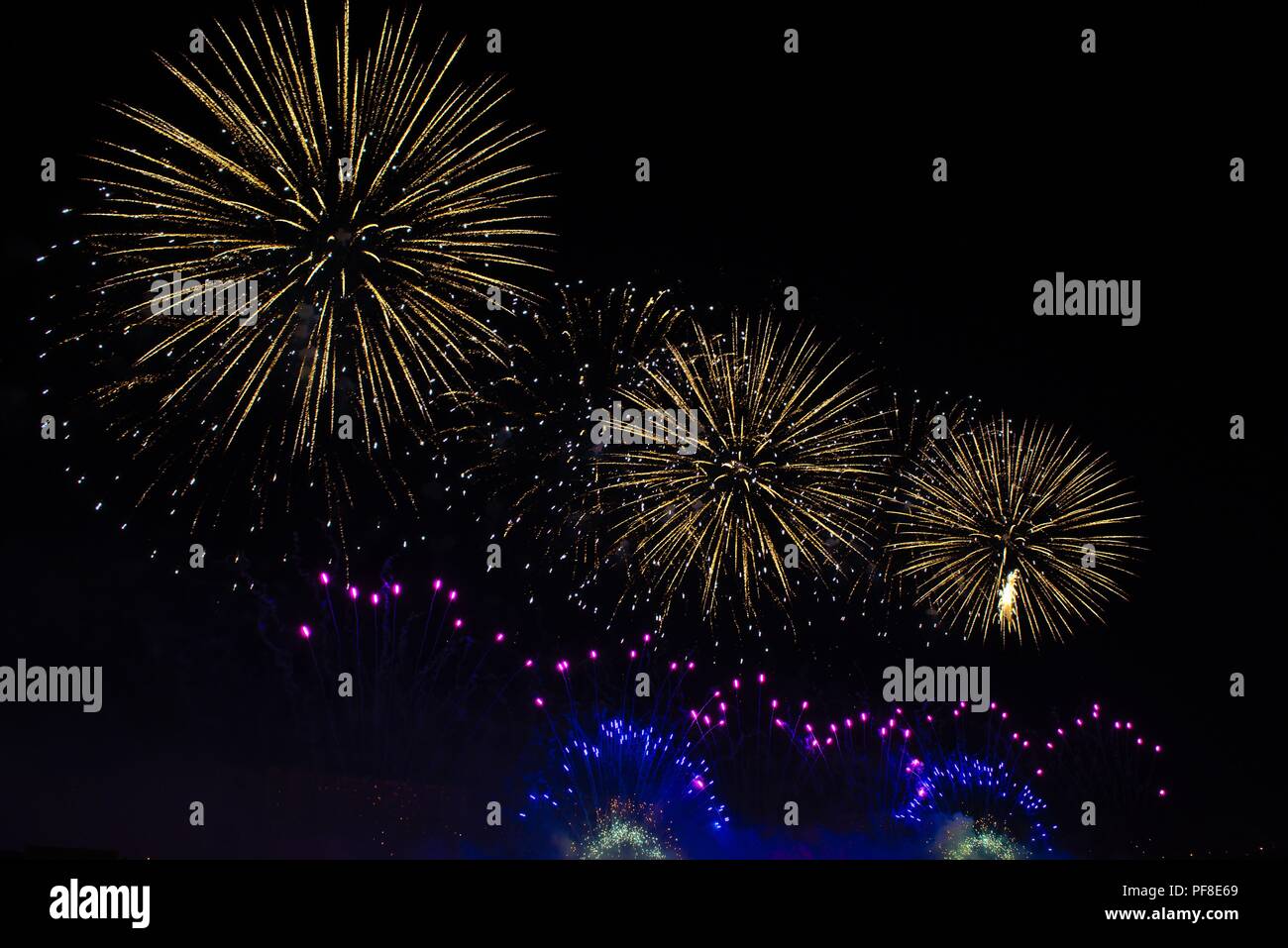 Un disparo de Fireworks desde Rostec pyroshow 2018 Foto de stock