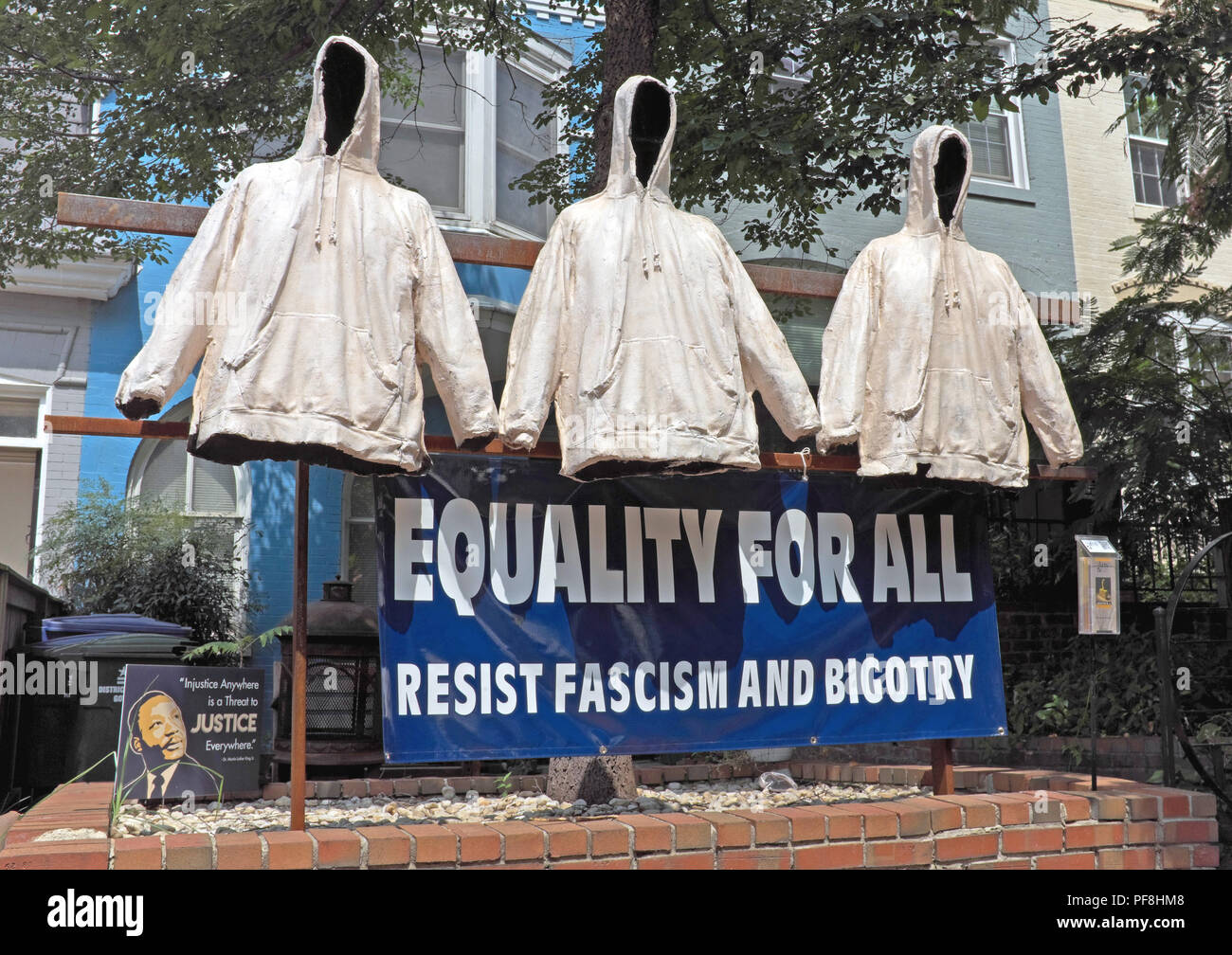En el barrio de Foggy Bottom de Washington D.C., una afirmación "Igualdad para todos resisten el fascismo y el fanatismo" con 3 maniquíes de chaqueta blanca. Foto de stock