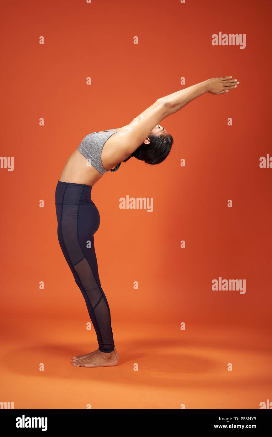 Estatua ascendente asana pose de yoga. Mujer demostrar hacia arriba estatua pose de yoga studio antecedentes Foto de stock