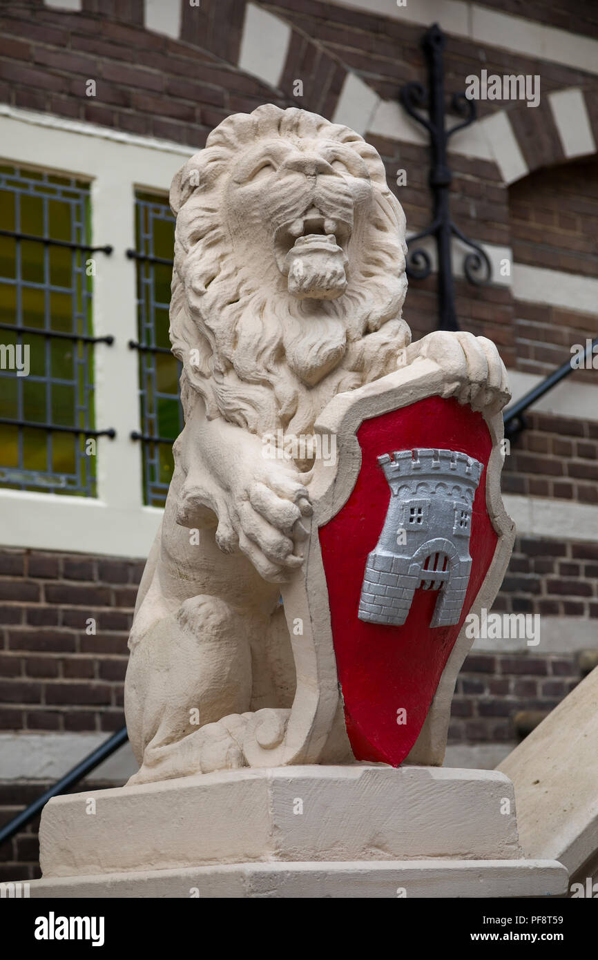 Alkmaar, Holanda - Junio 01, 2018: el león que lleva el escudo en frente del ayuntamiento de la ciudad de Alkmaar Foto de stock