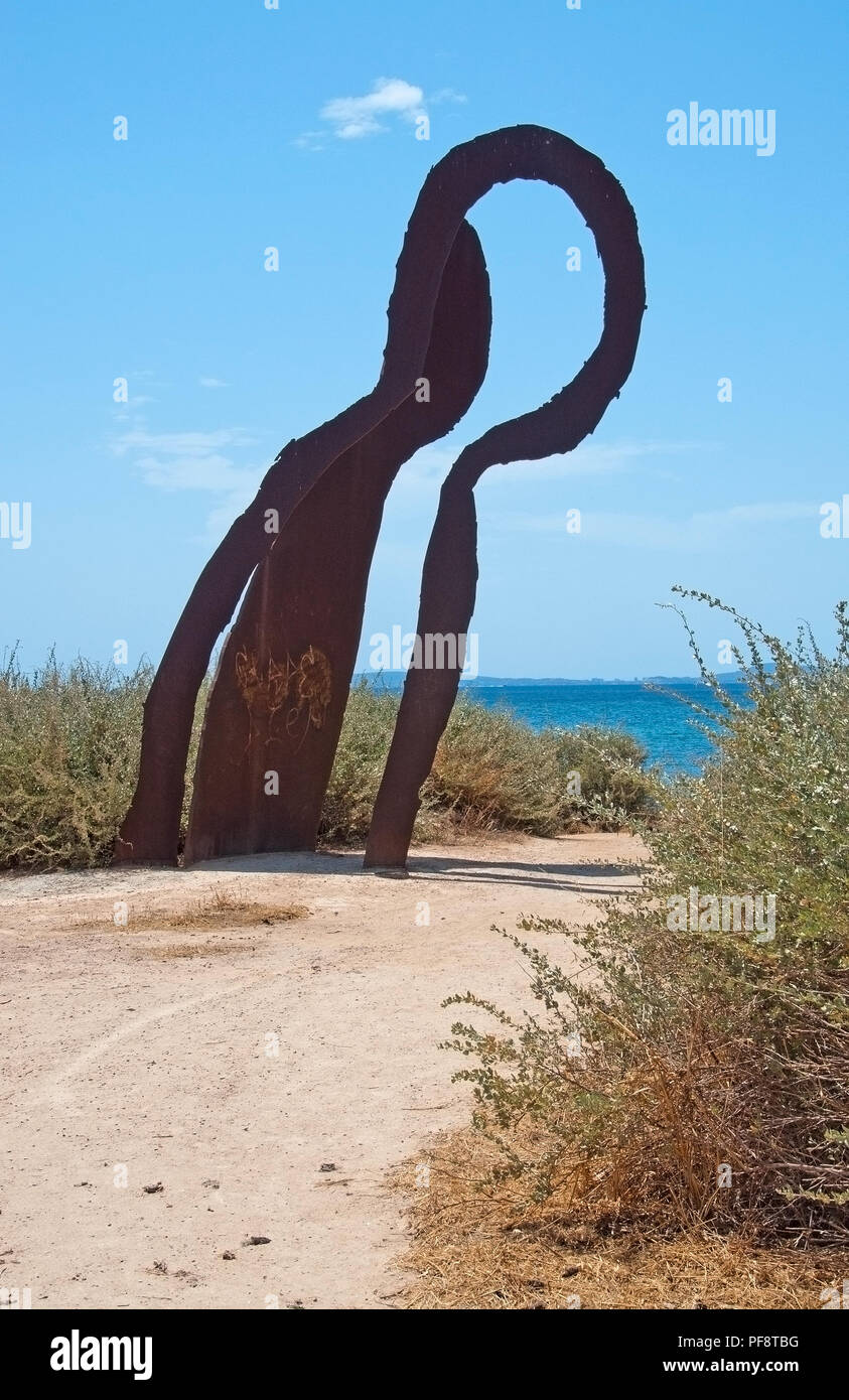 PALMA DE MALLORCA, España - 21 de julio, 2012: escultura en hierro oxidado Es Carnatge en un día soleado de verano el 21 de julio de 2012 en Mallorca, España. Foto de stock