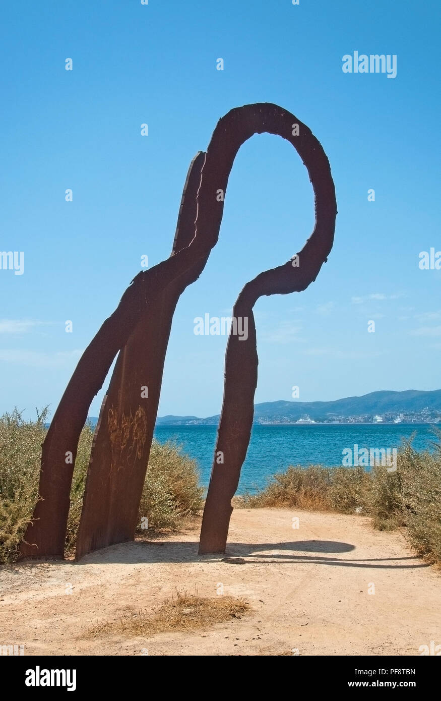 PALMA DE MALLORCA, España - 21 de julio, 2012: escultura en hierro oxidado Es Carnatge en un día soleado de verano el 21 de julio de 2012 en Mallorca, España. Foto de stock
