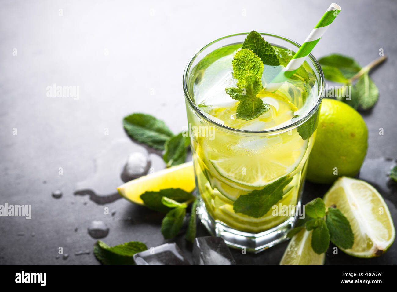 Mojito y los ingredientes. La tradición verano mojito bebida con limón y  menta hielo Fotografía de stock - Alamy
