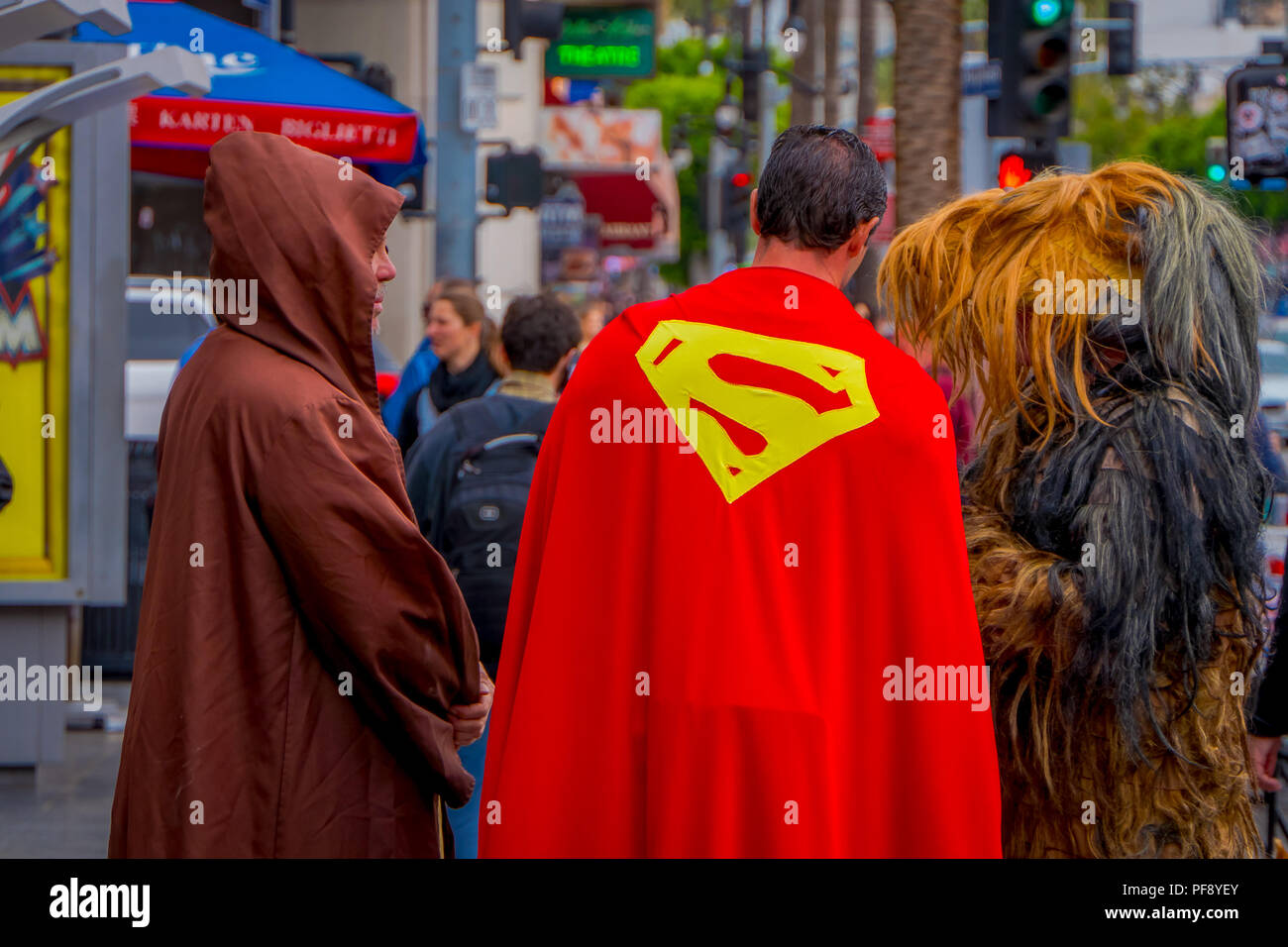Los Angeles, California, USA, Junio 15, 2018: Vista exterior de personas no identificadas usando diferentes disfraces, Superman, Chewbacca y jedi en las calles de Los Angeles en Hollywood Foto de stock