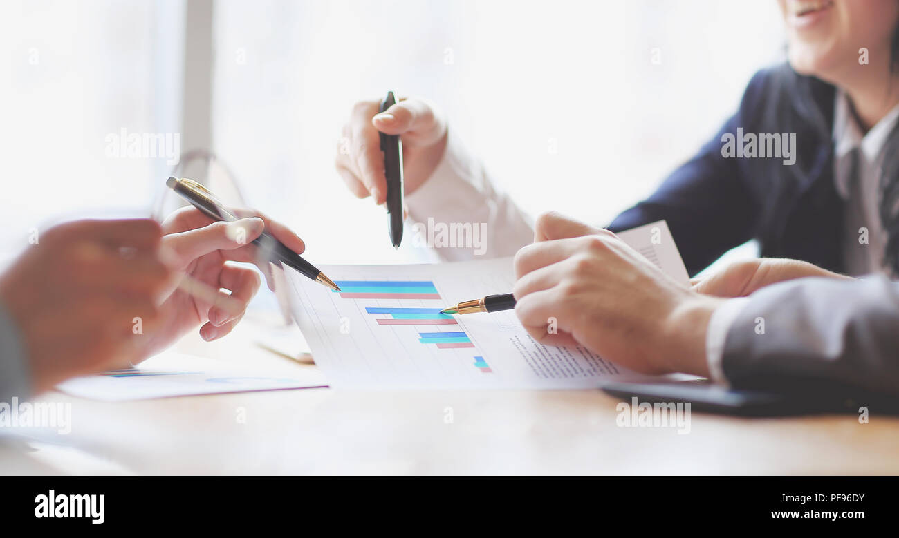 Cerca. El equipo empresarial está discutiendo los beneficios financieros de la compañía Foto de stock