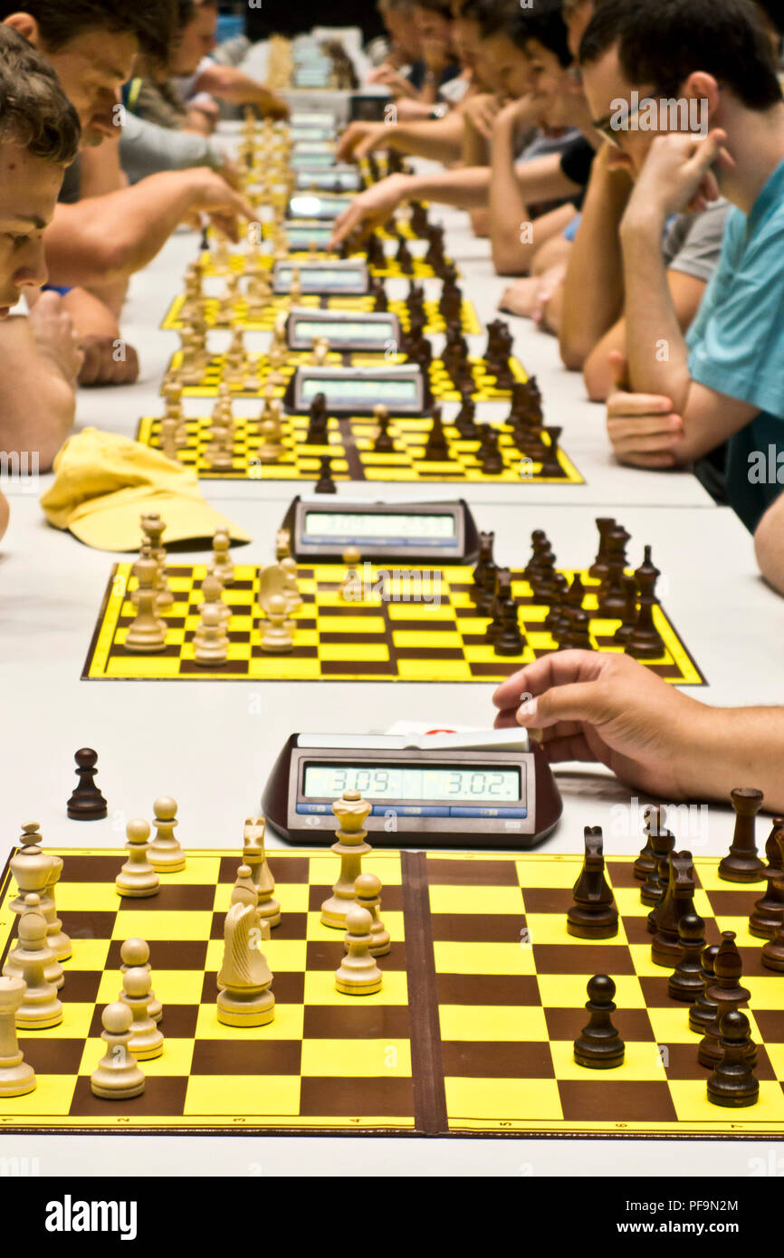 Fila de jugadores de ajedrez durante un torneo Foto de stock