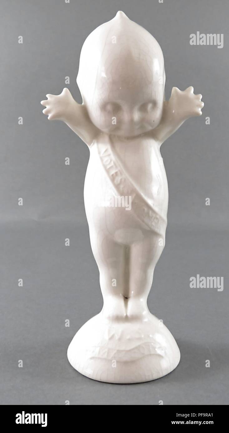 De figurillas de cerámica blanca, representando una muñeca Kewpie, con manos levantadas, vistiendo un fajín que lee "votos para las Mujeres", realizado mediante sufragio partidario y creador de la famosa muñeca Kewpie, Rose O'Neill, 1900. () Foto de stock