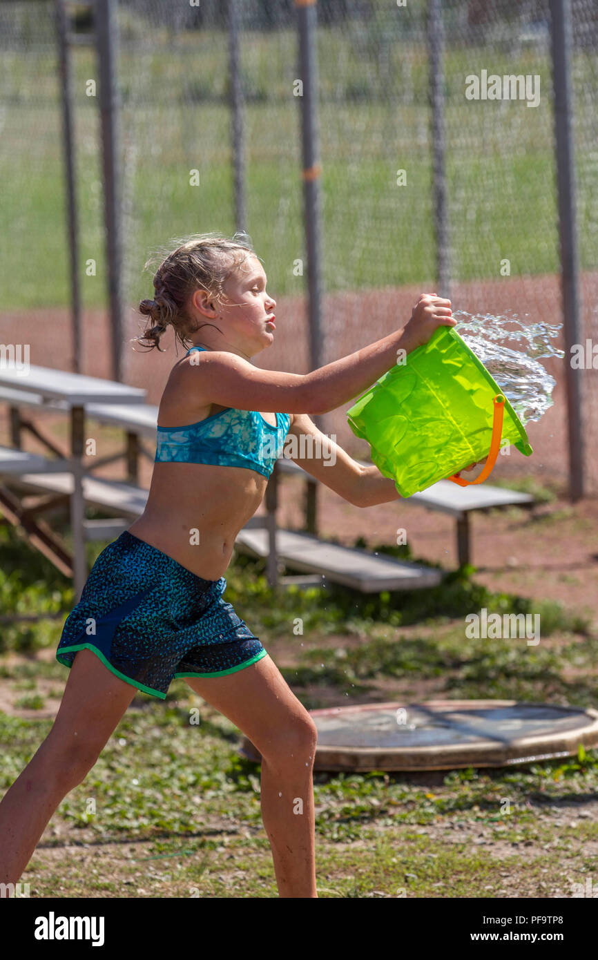 Girl squirting a water gun fotografías e imágenes de alta resolución - Alamy