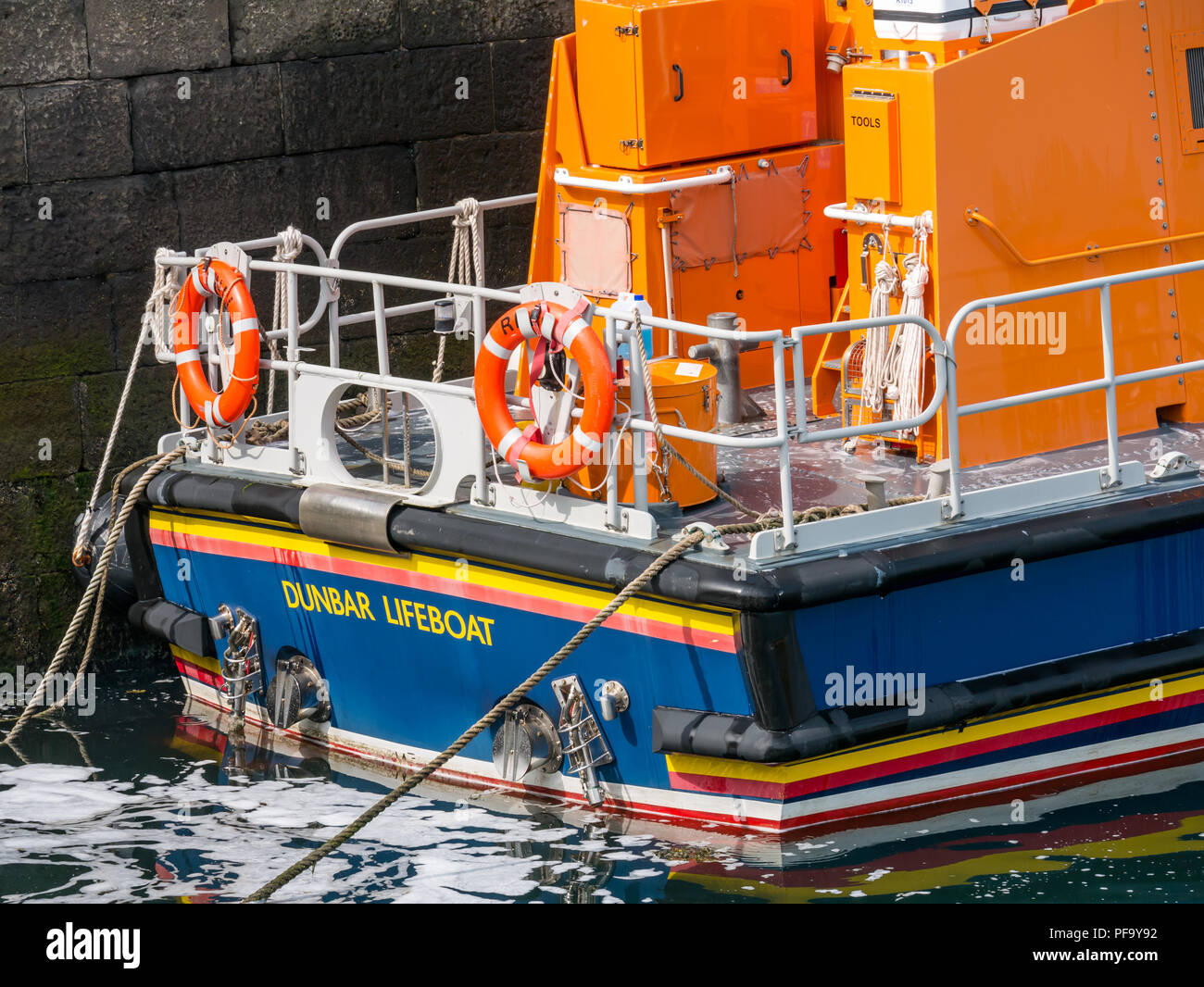 Cerca de salvavidas RNLI RNLN llamado John Neville Taylor amarrados en el puerto, Dunbar Dunbar, East Lothian, Escocia, Reino Unido Foto de stock