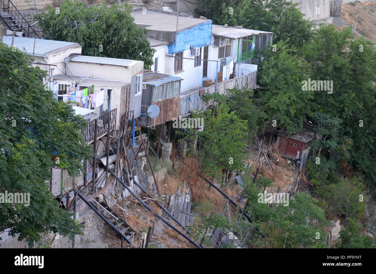 La precariedad de la vivienda en la ciudad de Bakú, capital de Azerbaiyán Foto de stock