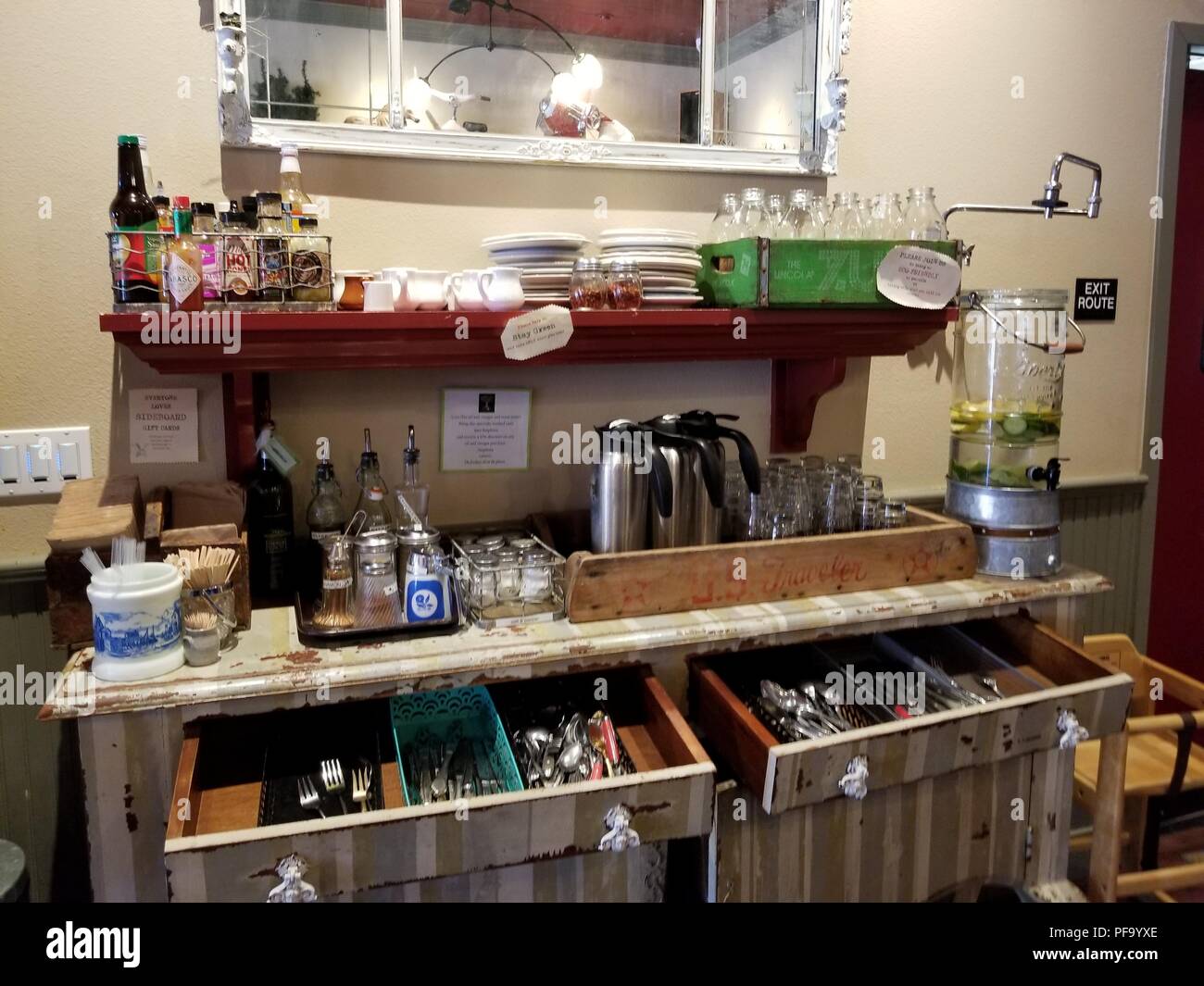 Epónimo aparador con utensilios y condimentos en el aparador restaurante en  Lafayette, California, 28 de junio de 2018 Fotografía de stock - Alamy