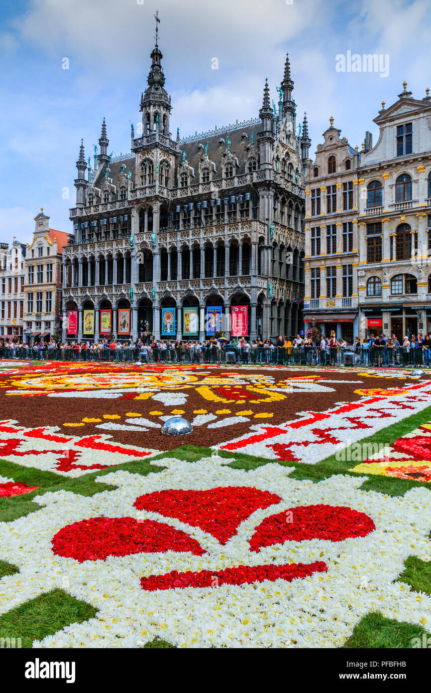 Bruselas, Bélgica - Agosto 16, 2018: La Maison du Roi durante la alfombra de flores Festival. Foto de stock