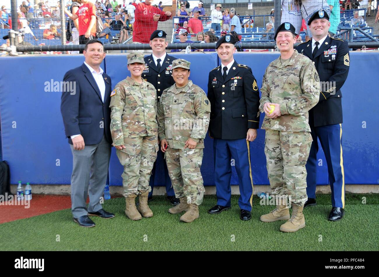 La del Comando de Inteligencia Militar mostró al público estadounidense que la Reserva del Ejército son verdaderamente "grandes vecinos," durante el de la Serie Mundial de Softbol Universitario en apoyo