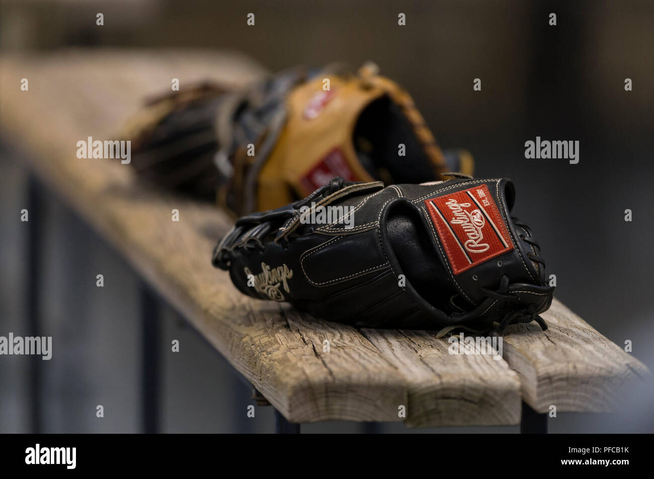 Milwaukee, USA. 20 agosto, 2018. Agosto 20, 2018: Rawlings guante en los  tintos bench antes del juego del béisbol de Grandes Ligas entre los  Cerveceros de Milwaukee y los Rojos de Cincinnati