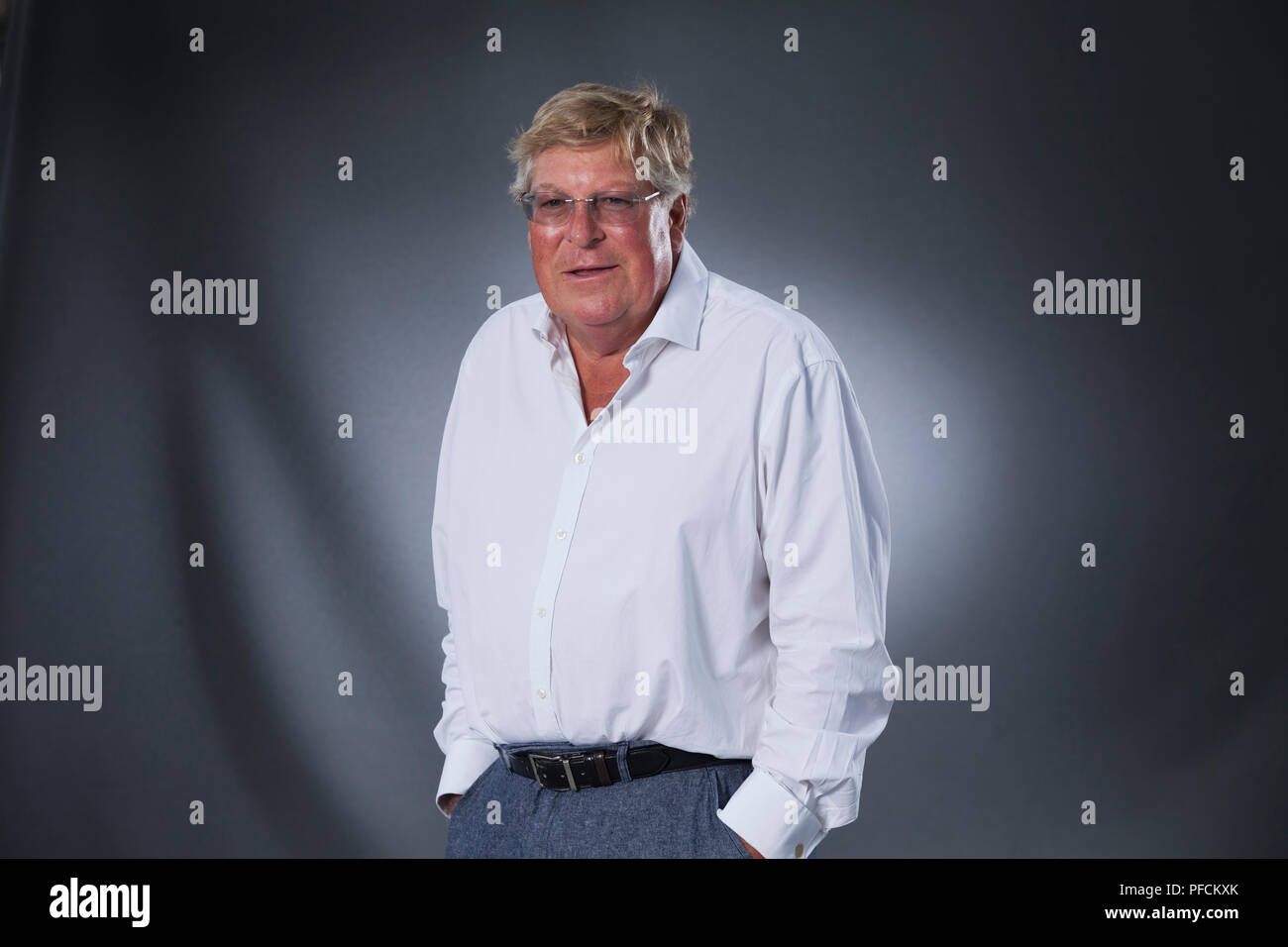 Edimburgo, Reino Unido. El 21 de agosto, 2018. Edward John Ivo Stourton es una emisora de la BBC y presentador del programa de la BBC Radio 4 el domingo, y es un frecuente colaborador del programa de hoy, donde durante diez años fue uno de los principales ponentes. Fotografiado en el Edinburgh International Book Festival. Edimburgo, Escocia. Foto por Gary Doak / Alamy Live News Foto de stock