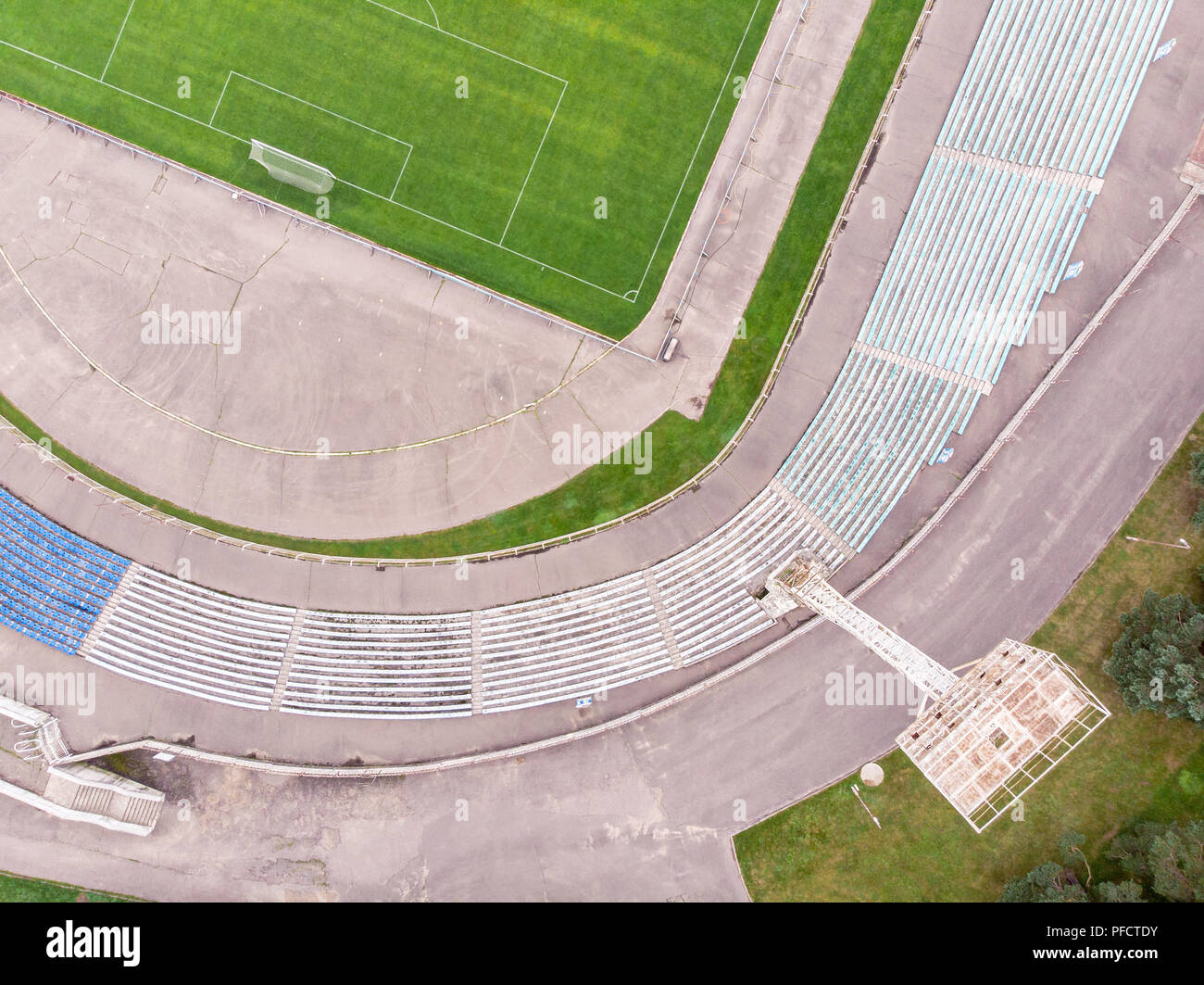Imagen de drone City estadio con campo de fútbol y asientos. Vista aérea desde arriba Foto de stock