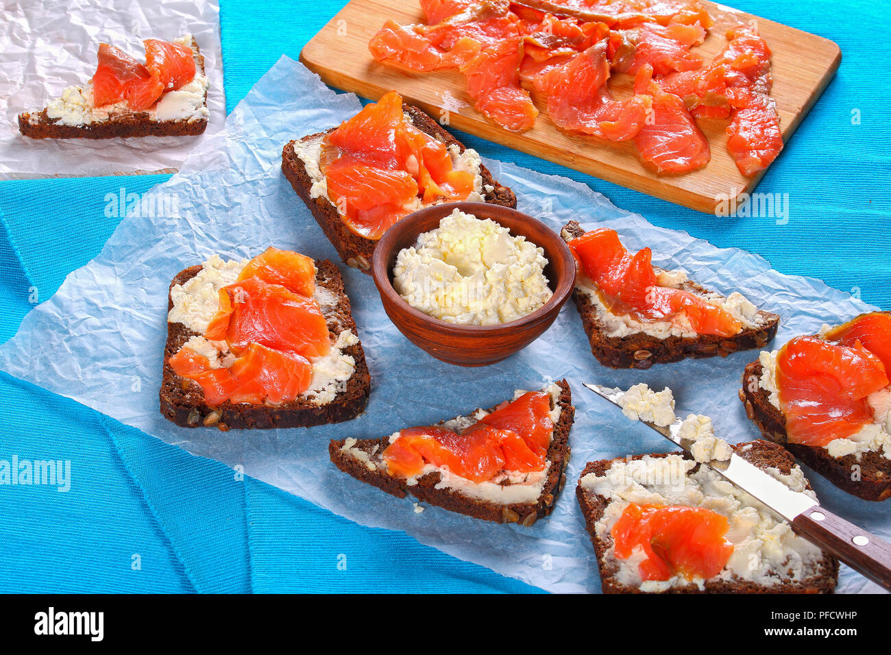 Rodajas de pan integral de centeno cubiertas con queso crema fotografías e  imágenes de alta resolución - Alamy