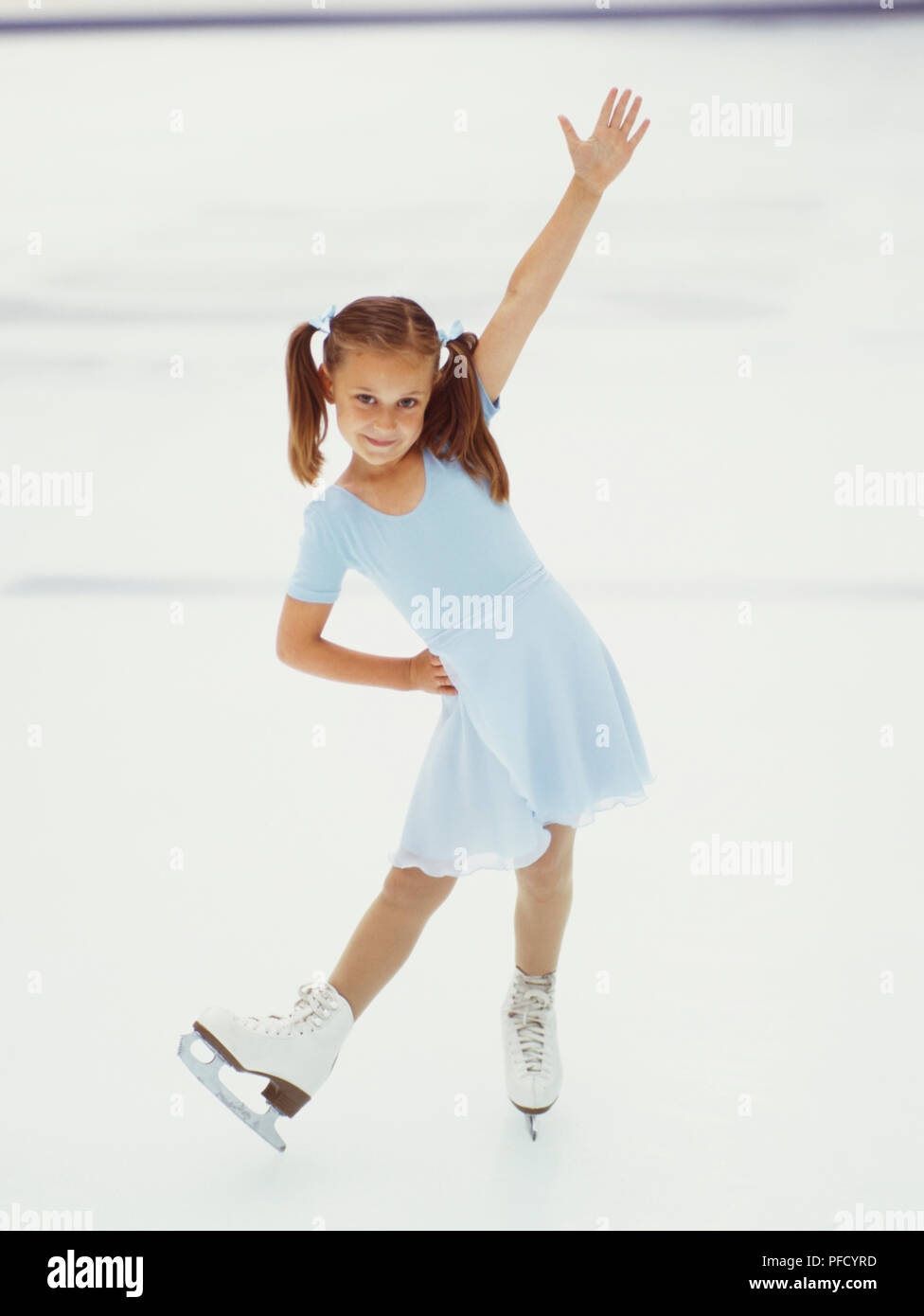 Niña patinaje artístico en la pista de hielo cubierta. La danza, deporte de  invierno, ejercicio, formación, infancia, campeón concepto Fotografía de  stock - Alamy