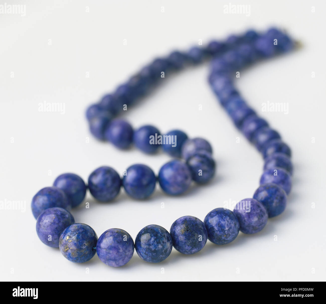 Collar de lapislázuli, grandes, redondos, cordones azul violáceo, de forma uniforme, superficie lisa, un alto ángulo de visualización, se centran en la parte delantera. Foto de stock
