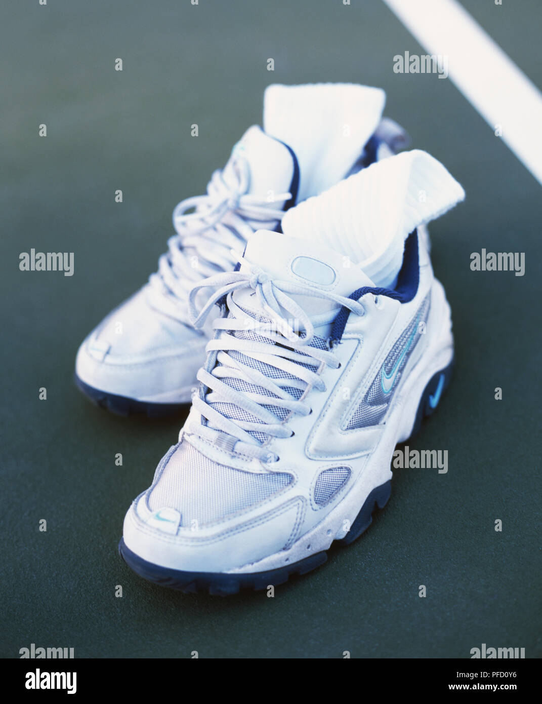 Par de zapatos deportivos blancos atados con cordones y calcetines dentro  de peluche Fotografía de stock - Alamy