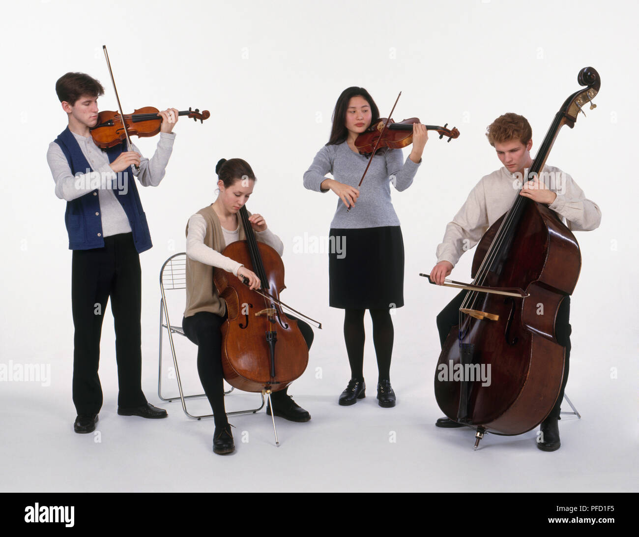 Cuarteto de cuerda compuesto por un grupo de adolescentes tocando el violín,  violonchelo, viola y contrabajo Fotografía de stock - Alamy