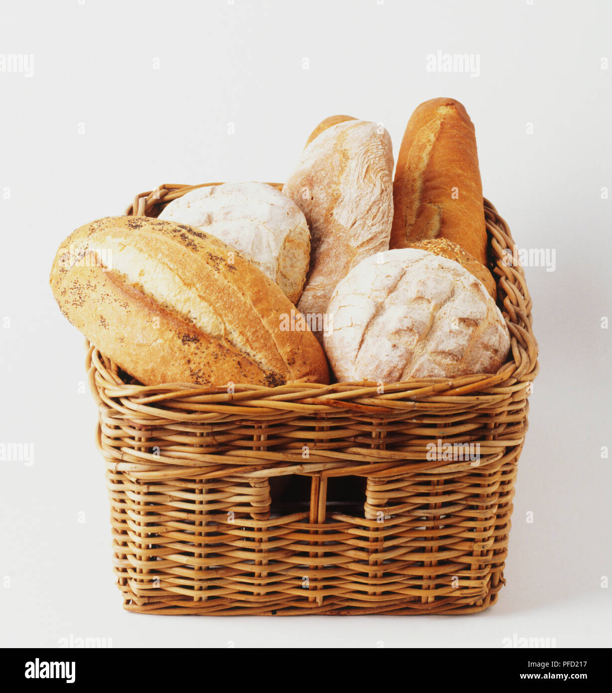 Surtido de panes Pan en una canasta de paja tejida Fotografía de stock -  Alamy