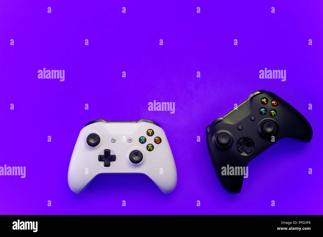 Xbox one s color morado fotografías e imágenes alta Alamy