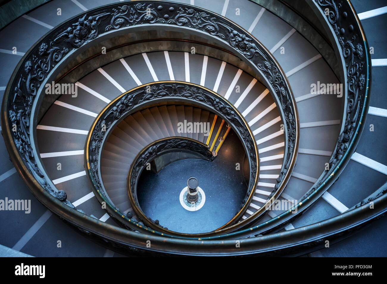Escalera en espiral de doble hélice del Vaticano en Roma Italia Foto de stock